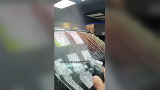 कार फिल्म पानी+ से रंग बदलती है